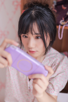 爸爸搂着十三岁女儿睡觉好吗